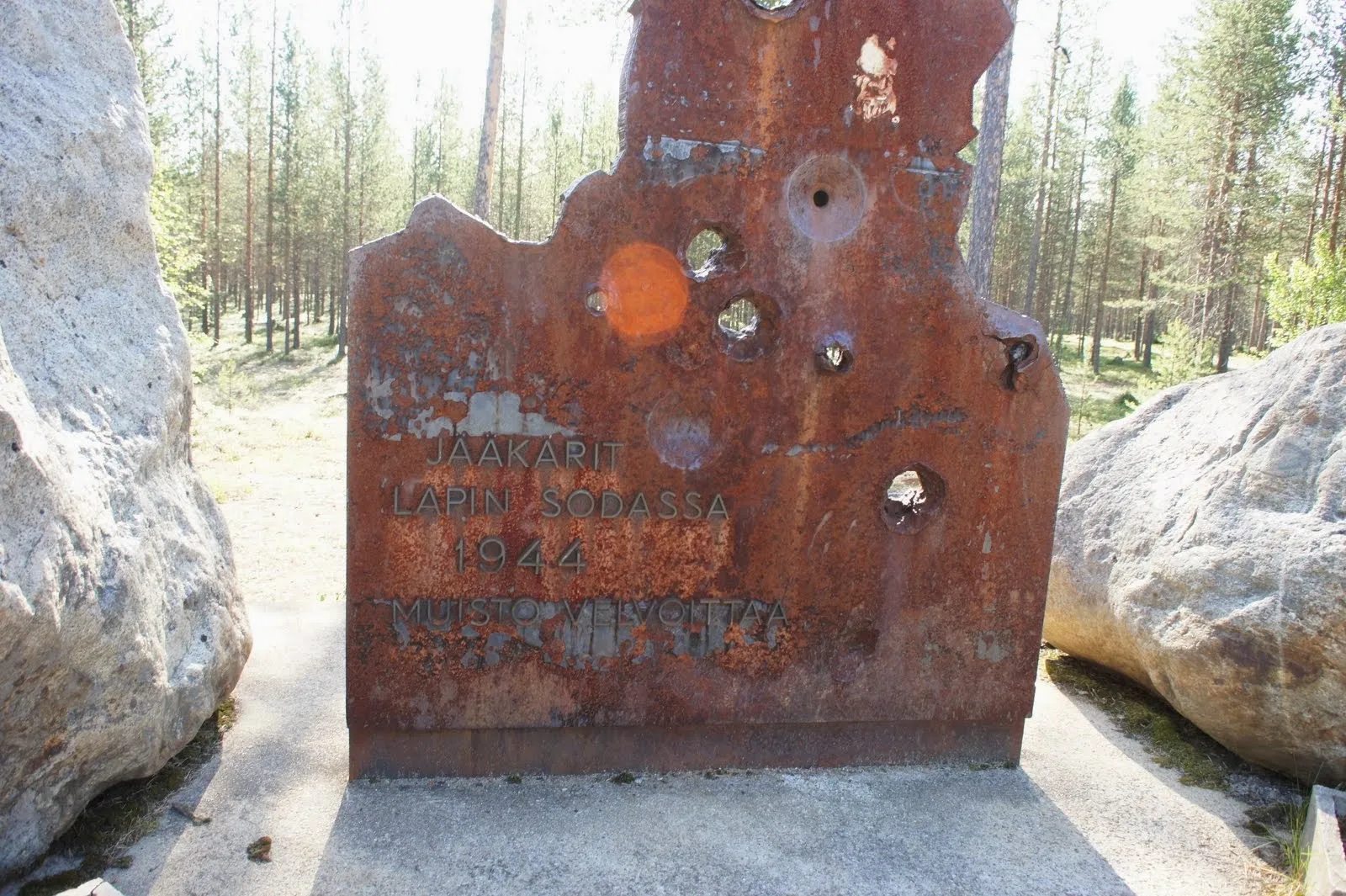 9.7 Lapin sodan muistomerkki Kaamasessa // Lappish war memorian in Kaamanen