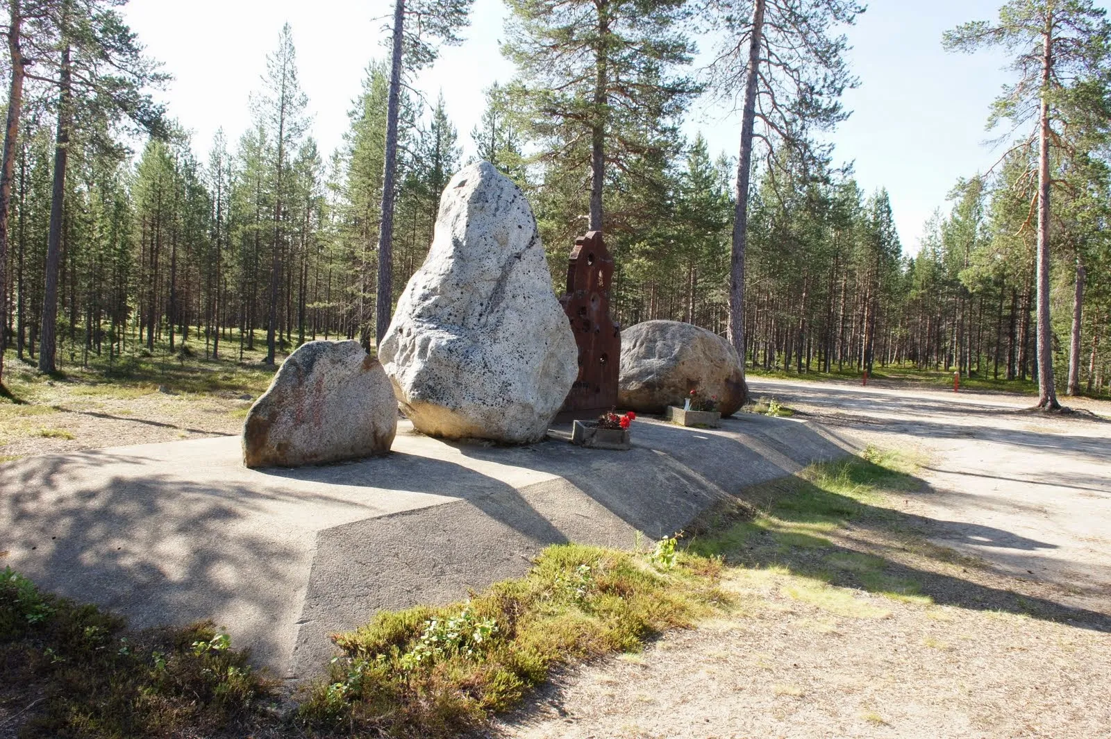 9.7 Lapin sodan muistomerkki Kaamasessa // Lappish war memorian in Kaamanen