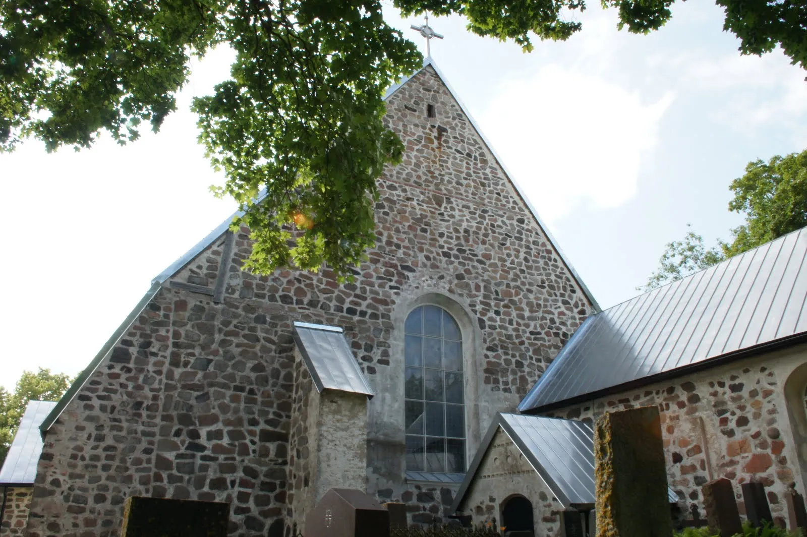 Paraisten kivikirkko