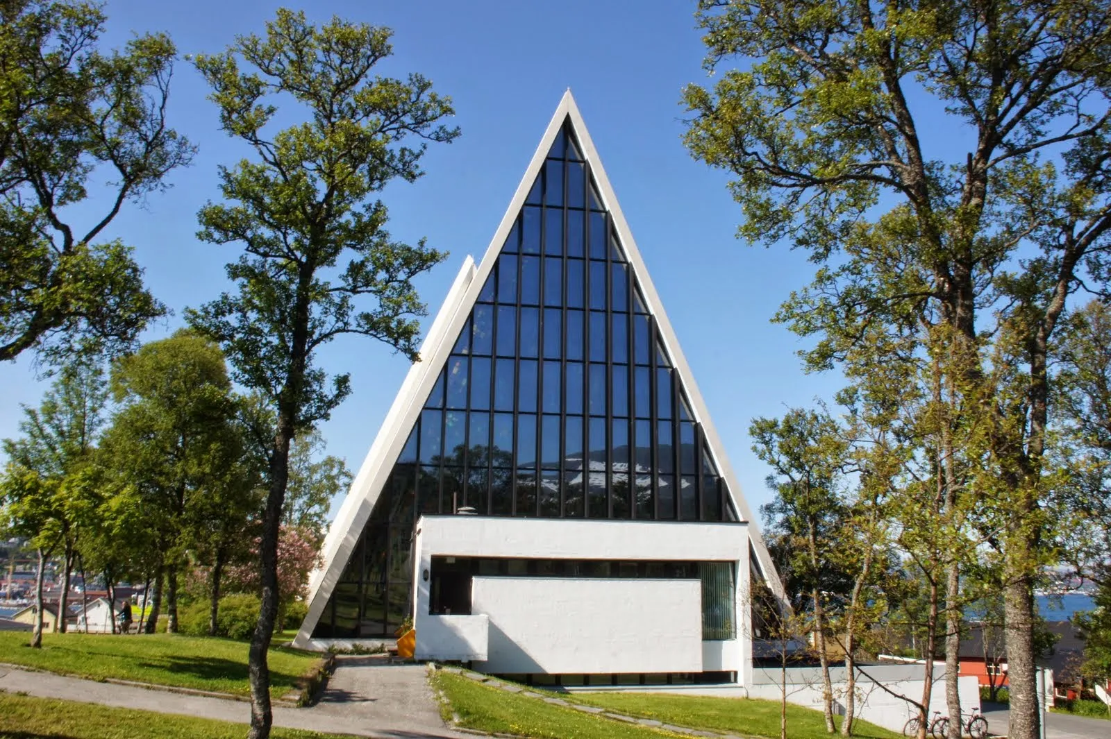 12.7 Jäämerenkatedraali Tromssassa // Arctic Cathedral in Tromsø