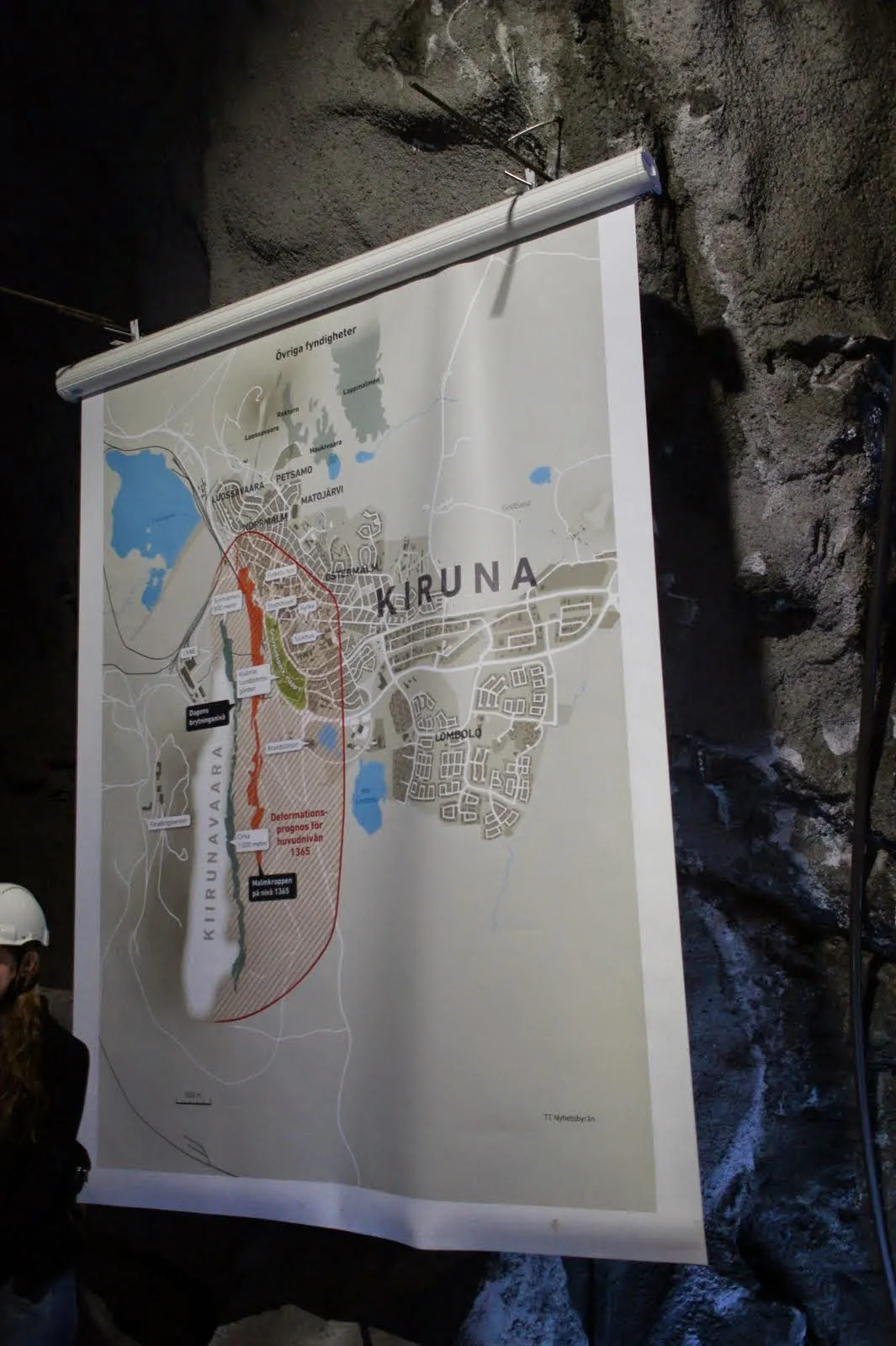 14.7 Kiirunan kartta kaivoksessa. Koko punaisella merkitty alue puretaan pian // Kiruna map in the mine. The area marked in red will be demolished soon