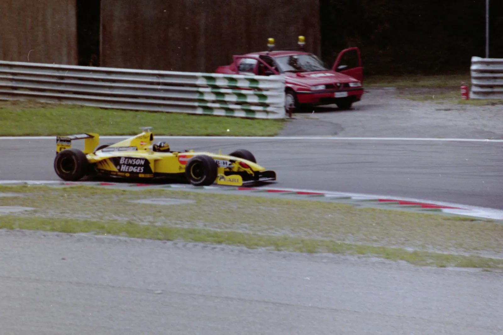 Damon Hill on Jordan 199 - Mugen-Honda