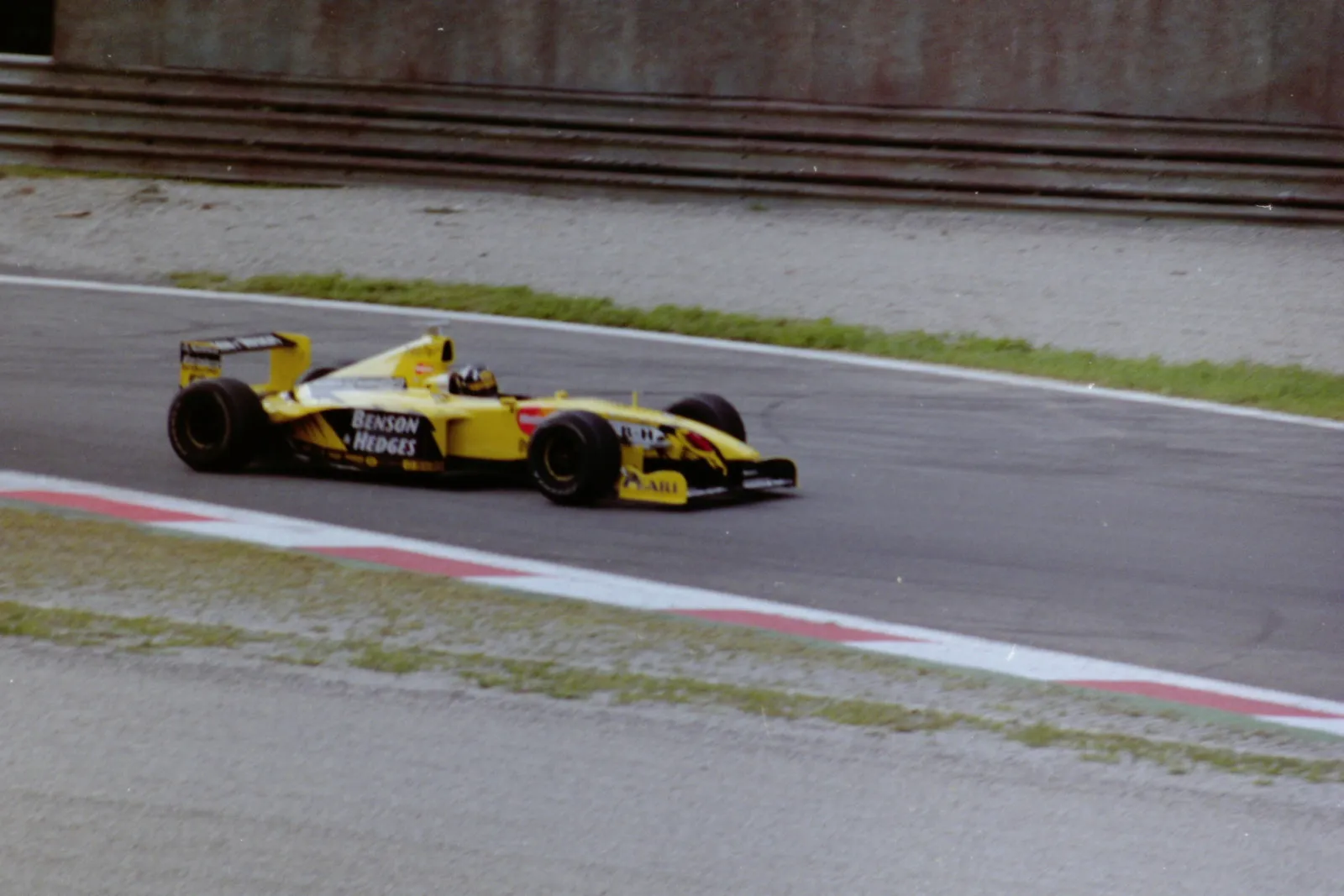 Damon Hill on Jordan 199 - Mugen-Honda