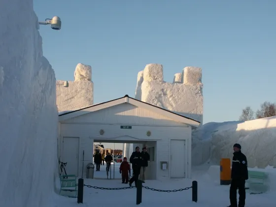 Lumilinna entrance