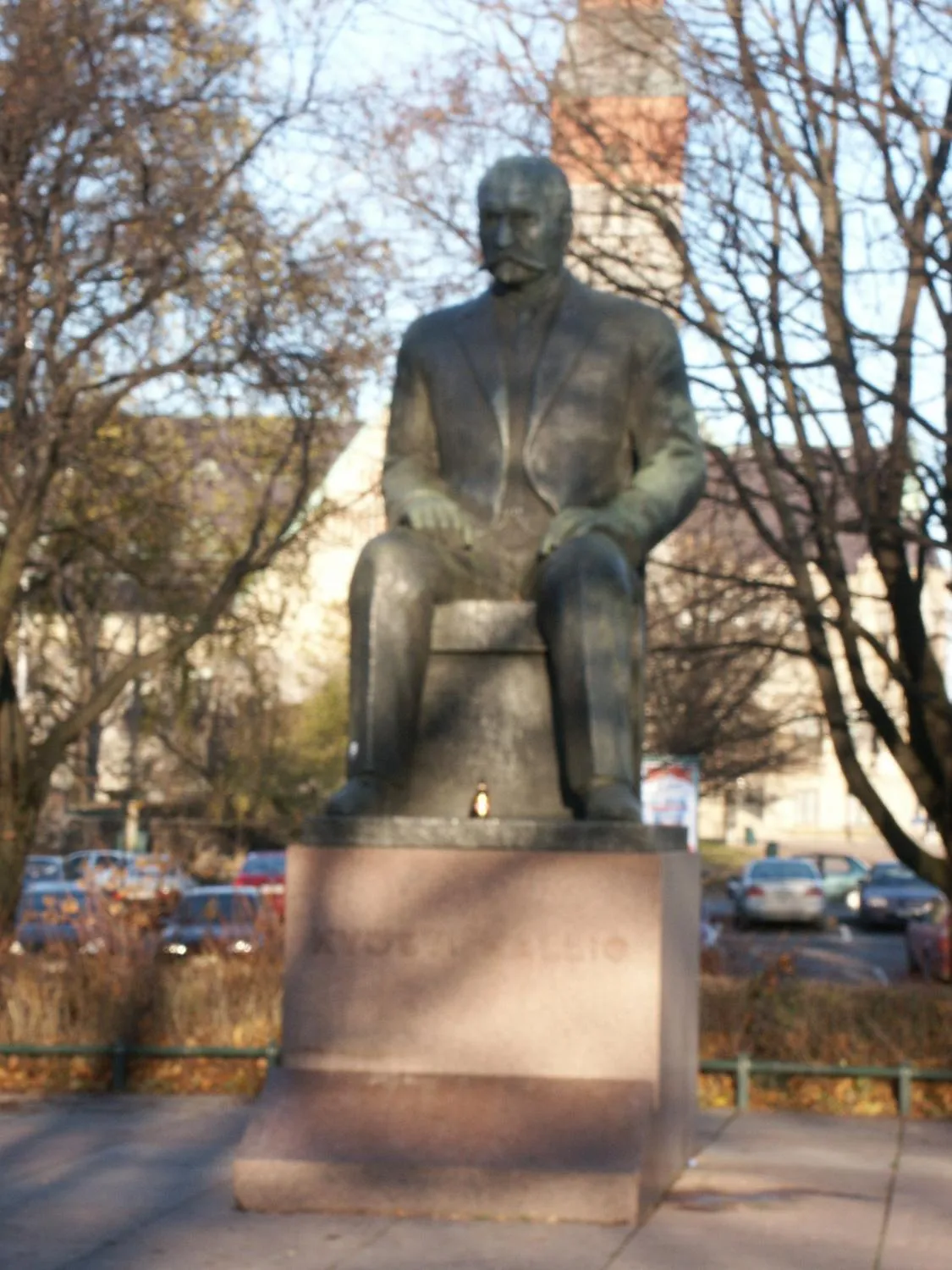 Kyde Kallio statue (with beer bottle)