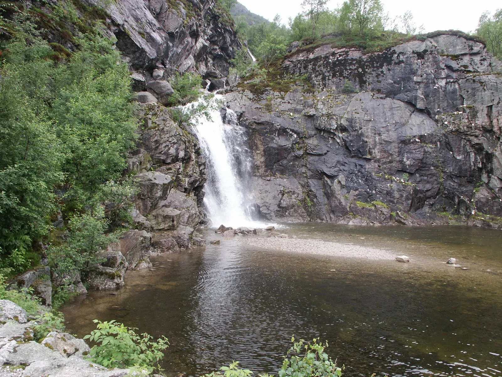 A waterfall and a small lake on the way up from Lysebotn