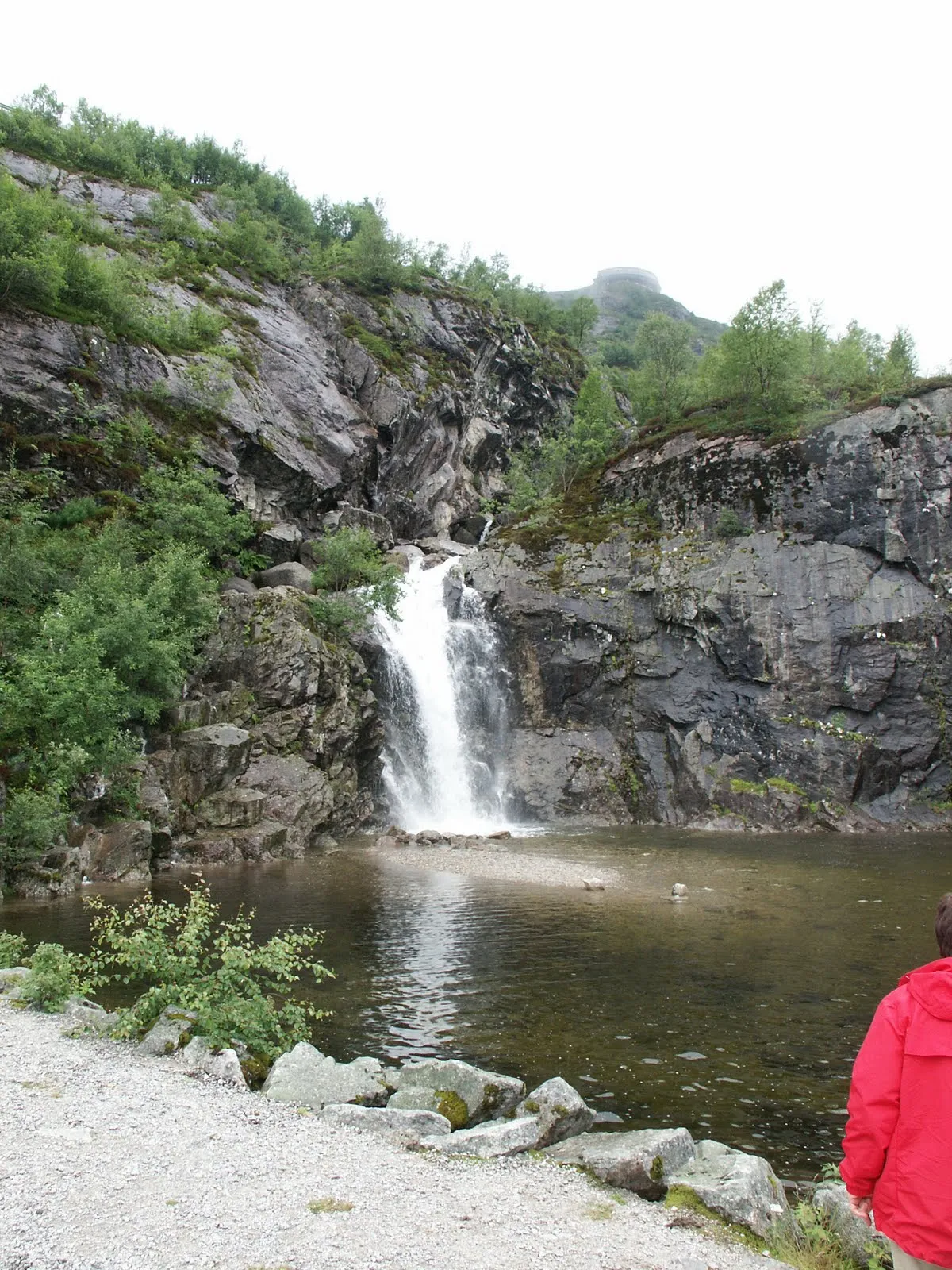 A waterfall and a small lake on the way up from Lysebotn