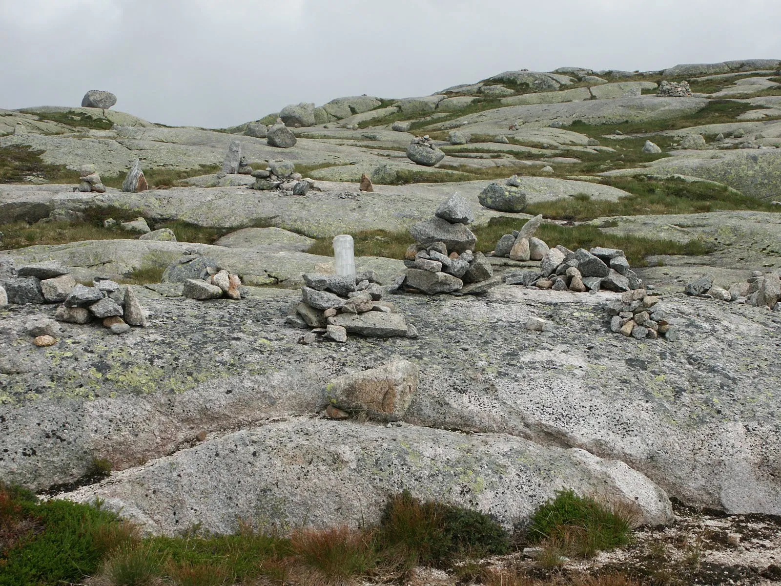 Ok ok, who is the funny person who put the rocks in that way?!?
