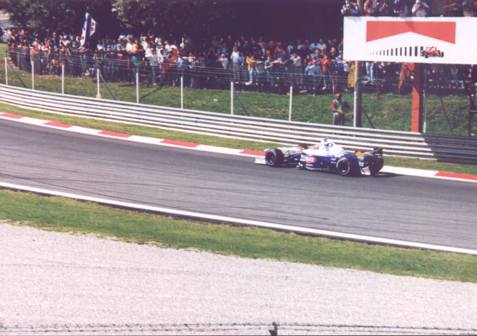 Shinji Nakano on Minardi 198